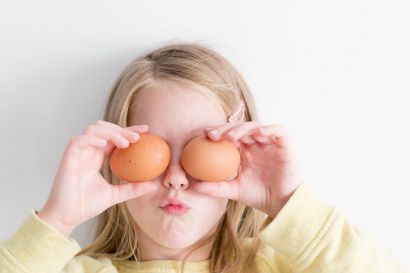 Petite fille avec oeufs