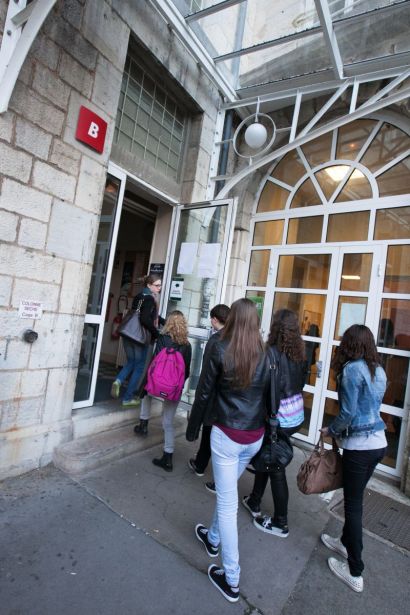 élèves entrant dans un bâitment de l'ufr slhs