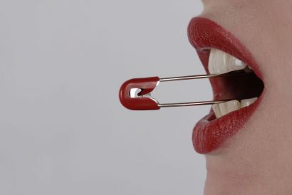 bouche avec épingle