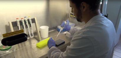 Alexandre Naegele dans son laboratoire