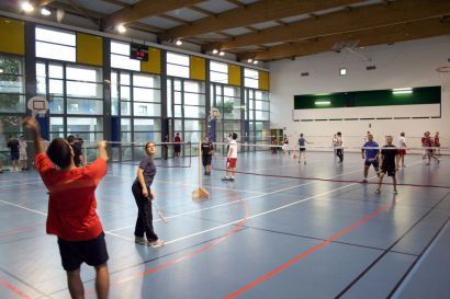 Tournoi de badminton dans un gymnase