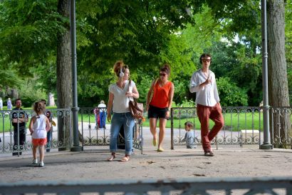 Des jeunes participant à une balade sonore