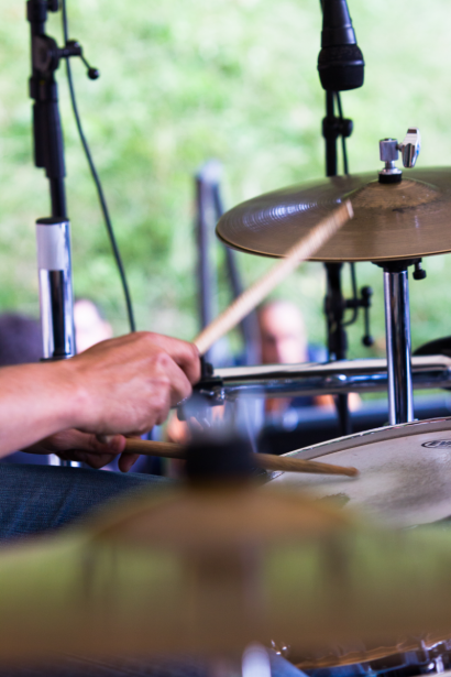 Un batteur pendant un concert