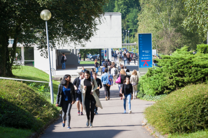 Des étudiants à côté de l'UFR SJEPG