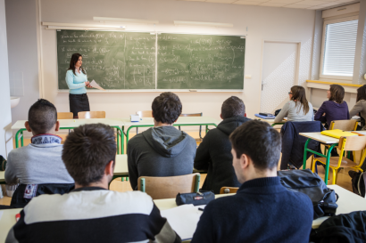 Une enseignante de collège donnant un cours