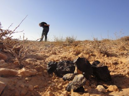 Chasseur de météorites dans le désert