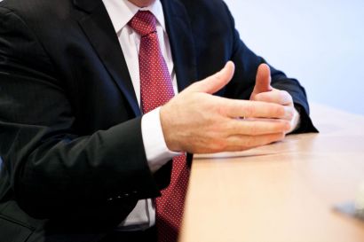 Gros plan sur les mains d'un homme en cravate