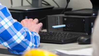 Gros plan sur une clé USB et un ordinateur
