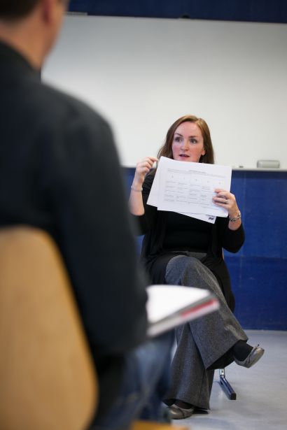 Une professeure du CLA pendant son cours