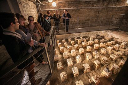 Des étudiantes sur la passerelle métalique dans la domus