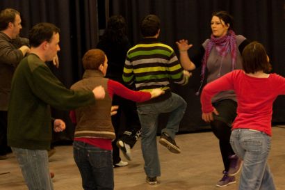 Plusieurs personnes font des exercices lors d'un cours de théâtre