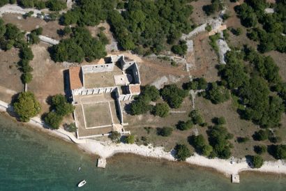 Vue d'avion de l'église paléochrétienne de Mirine en Croatie