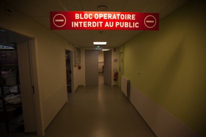 Signalétique "bloc opératoire" dans un couloir d'hôpital