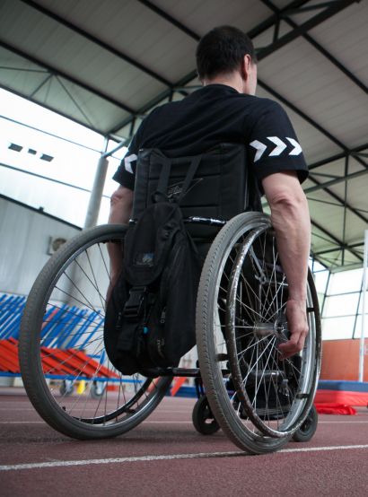 Un étudiant en fauteuil