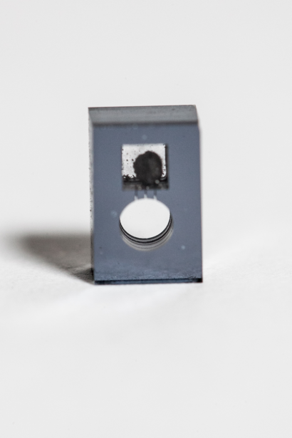 Microcellule à vapeur de césium pour horloge atomique miniature