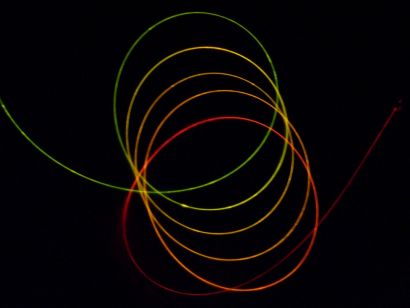 Fibre optique enroulée avec un jeu de couleurs.