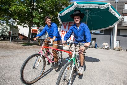 préparation de la fête du vélo à l'atelier de l'association vélocampus besançon