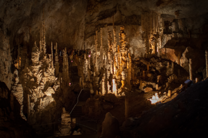 Sortie spéléologie dans une grotte