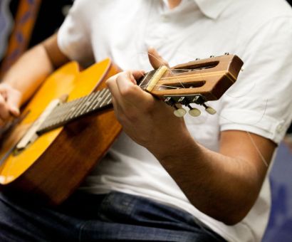 Un homme jouant de la guitare