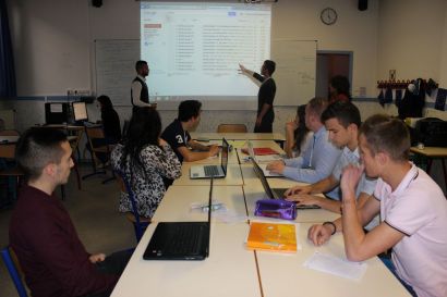 Des futurs commerciaux en séminaire de simulation de gestion de crise pendant 36 heures