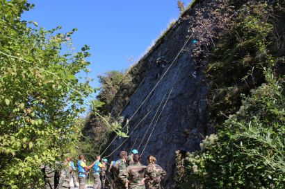 Des étudiants en DUT Tech de co participant à une épreuve d'escalade