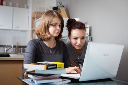 Deux jeunes femmes utilisant un ordinateur portable