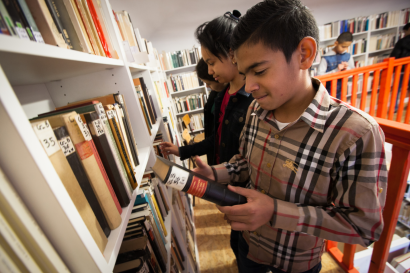 Des collégiens regardant des livres dans la bibliothèque de l'ISTA