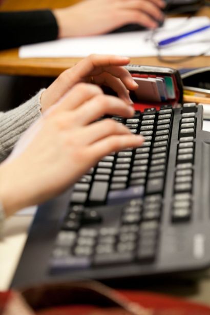 Des mains tapant sur un clavier d'ordinateur