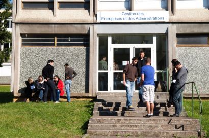 Un groupe d'étudiants devant l'IUT