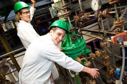 2 élèves d'IUT Chimie