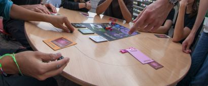 Partie de jeu de société entre étudiants
