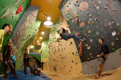 Plusieurs grimpeurs sur le mur d'escalade du gymnase de la Bouloie
