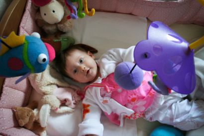 Un bébé dans son berceau