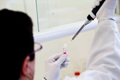 Prélèvement dans un laboratoire de biochimie