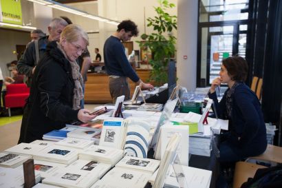 Le public découvre les livres d'auteurs francs-comtois.