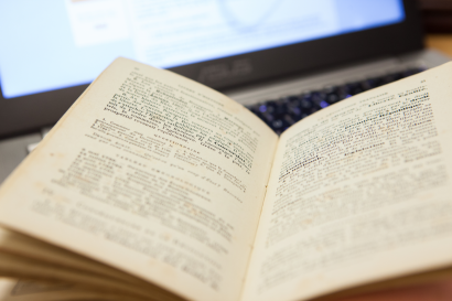 Un livre posé sur le clavier d'un ordinateur