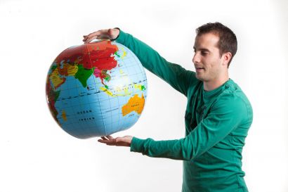 Homme avec un globe en plastique