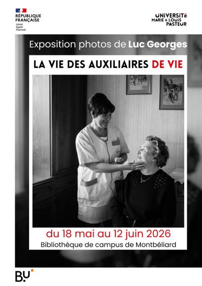 auxiliaire de vie et personne âgée souriantes
