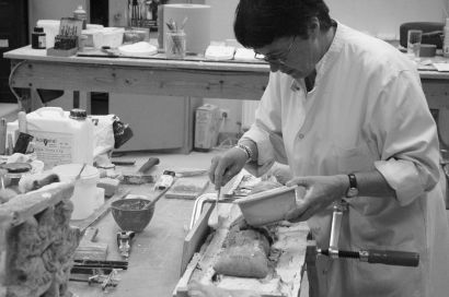 Une femme en train de réaliser un moulage