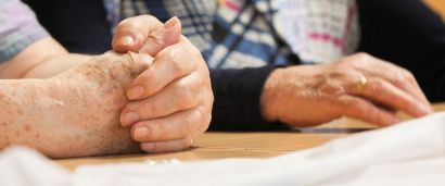 Mains de personnes âgées