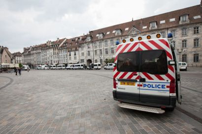 Un fourgon de police place de la Révolution à Besançon.