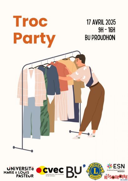 personne choisissant des vêtements sur un portant