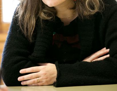 femme habillée en noir avec les bras croisés