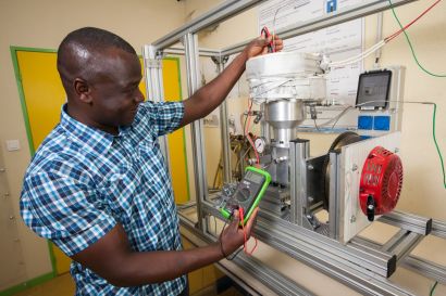 Un chercheur travaillant sur une machine Stirling
