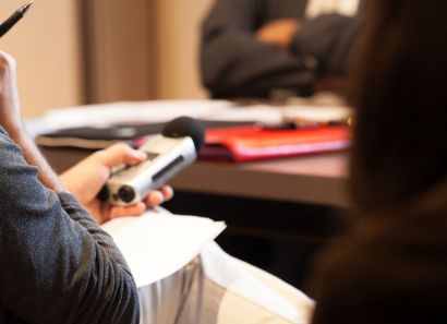 Photo d'un micro de radio pendant une conférence de presse