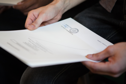 Photo d'illustration : un étudiant tenant son diplôme entre ses mains