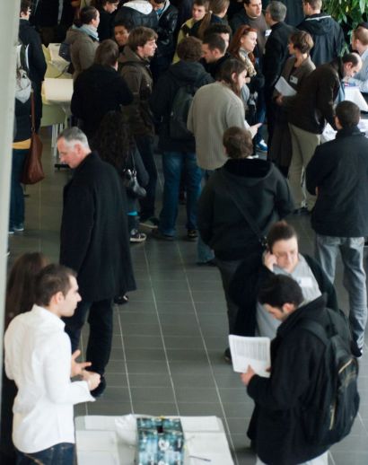 Visuel d'illustration avec des personnes discutant dans un hall