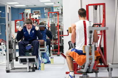 Des jeunes s'entraînent en salle de musculation