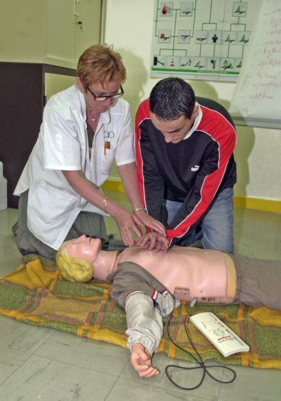 Entraînement au massage cardiaque sur un mannequin