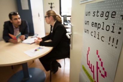 Deux personnes en face à face.